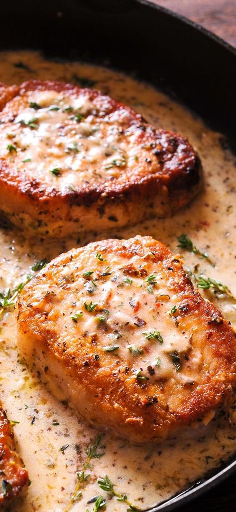 Pork chops in creamy garlic and herb wine sauce Creamy White Wine Sauce, Sopapilla Cheesecake, Pork Chop Recipes Crockpot, Easy Pork Chops, Pork Chop Recipes Baked, Pork Dinner, Boneless Pork Chops, Chops Recipe, Easy Pork