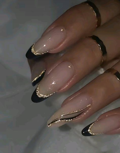 Nails Design Black And Gold, Black And Gold Acrylic Nails Almond, Black Gold Almond Nails, Old Hollywood Glamour Nails, Black And Gold Almond Nails Designs, Black With Gold Glitter Nails, Black And Gold Oval Nails, Natural And Gold Nails, Black Gold Christmas Nails