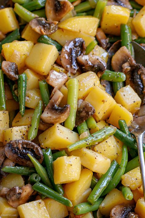 Potato, Mushrooms, and Green Beans Skillet - #vegetale #potato #mushroom #greebeans #recipe #eatwell101 - This potato, mushrooms, and green beans skillet is the perfect accompaniment to any meal! A vegetable side dish ready in less than 25 minutes! - #recipe by #eatwell101® Potato With Mushrooms, Vegetarian Skillet Recipes, Easy Salad Recipes Healthy, Salad Recipes With Chicken, Green Bean Recipes Skillet, Green Beans Skillet, Green Beans And Mushrooms, Green Beans Potatoes, Potato Mushroom