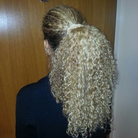 Naturally curly blonde hair! No product day. Curly Blonde Hair Black Women, Long Blonde Curly Hair, Curly Color, Dyed Curly Hair, Blonde Curly Hair, Dyed Hair Inspiration, Beautiful Curly Hair, Hairdos For Curly Hair, Curly Hair Inspiration