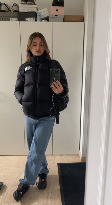 Black North Face Outfit, The North Face Puffer Jackets, Outfit With North Face Jacket, Black Airforce Outfit Woman, The North Face Nuptse Outfit, Tnf Jacket Outfit, Black Airforce Outfit, Black Airforce 1 Outfits, North Face Outfits Women