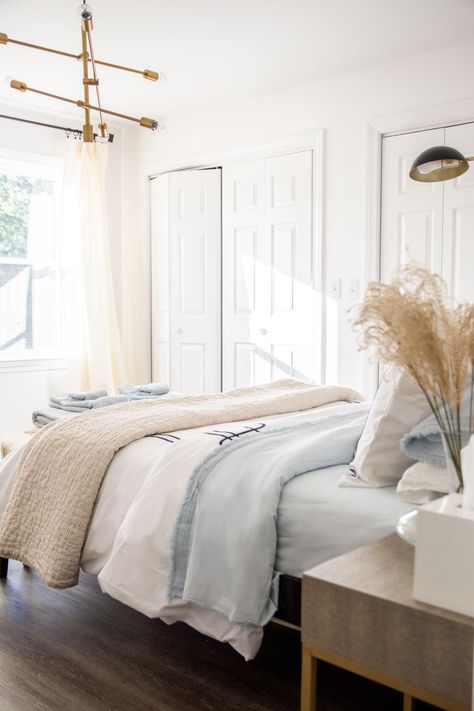 Old & New Mix in a Chic Atlanta Townhouse Blue White Neutral Bedroom, Blue Sheets White Duvet, Bed With Duvet And Quilt, Blue White Tan Bedroom, Tan And Blue Bedroom, Blue Sheets Bedroom, Blue And Tan Bedroom, White And Blue Bedding, Light Blue Quilt