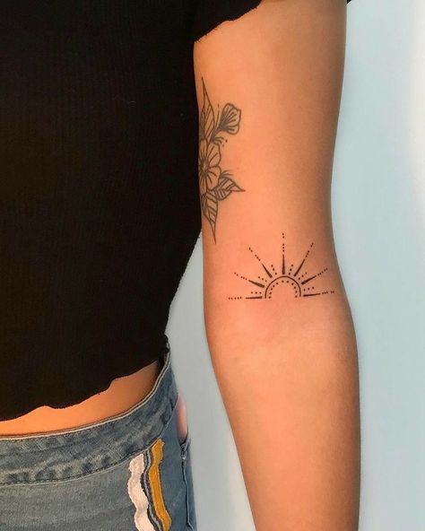 Tattoo Above Elbow, Half Sun Tattoo, Above Elbow Tattoo, Tattoo Sonne, Dragons Tattoo, Summer Tattoo, Handpoke Tattoo, Muster Tattoos, Elbow Tattoos