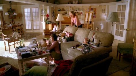 Desperate Housewives Aesthetic, 2000s Apartment, 2000s Romcom, Desperate Housewives, Apartment Aesthetic, Cozy Apartment, Couch, Apartment, Furniture