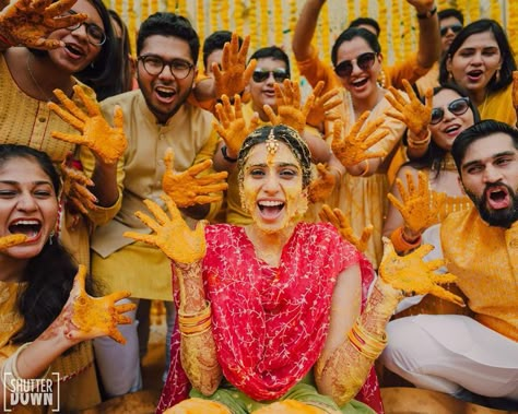 Haldi Funny Poses Bride, Haldi Friends Photos, Haldi With Friends, Haldi Pose Grup, Haldi Ceremony Group Photos, Haldi Group Photos Bride, Haldi Ceremony Family Photography, Haldi Ceremony Poses With Friends, Haldi Bride Poses With Sister