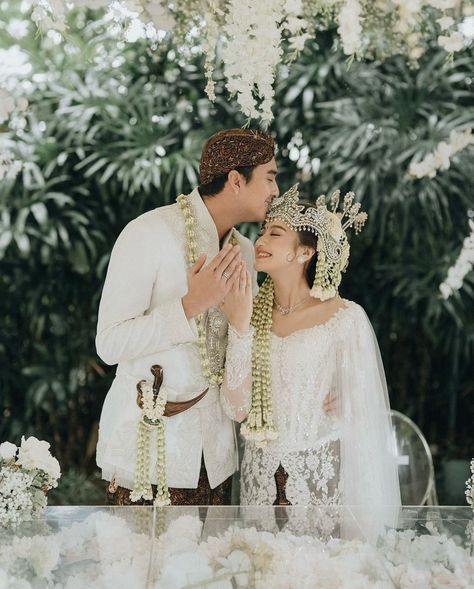 The Wedding of Salshabilla Adriani and Ibrahim Risyad 💕 SAH di tanggal cantik 7.7! Wishing you a lifetime of happiness together and a love that grows stronger with each passing day. Congratulations lovebirds! 🕊️✨ Wedding Planner and Organizer by @kremaya.organizer Venue by @ayanajakarta Decoration by @aryagatirooms Attire by @svarna_byikatindonesia @didietmaulana MUA by @rhay_david @vatirrachman Wedding Rings & Jewelry Accessories by @franknco_id Photo & Video by @morden.co @samuelrustandy... Nanda Arsyinta Wedding, Pose Foto Pernikahan, Ivy Core, Foto Akad, Pose Pengantin, Moodboard Wedding, Pose Prewedding, Pose Wedding, Foto Wedding