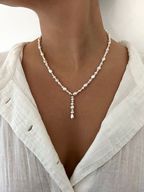 Simple Pearl Drop Necklace, Pearl Necklace Diy, Homemade Necklaces, Pearl Drop Necklace, Beaded Necklace Diy, Silver Pearl Necklace, Beads Bracelet Design, Jewelry Accessories Ideas, Handmade Wire Jewelry