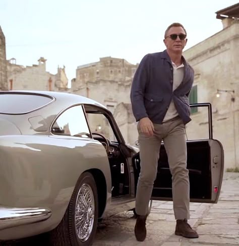 James Bond Blue Matera Jacket - Iconic Alternatives James Bond Casual, 007 Aesthetic, Gentleman Style Outfits, James Bond Outfits, Bond Outfits, Daniel Craig Style, Men Wardrobe, Man Of Culture, James Bond Cars