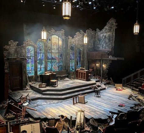 Theater Scene Design, Gothic Set Design, 1920s Set Design, Stage Set Design Theatre, Stage Concept Art, Theater Stage Design, Fantasy Theater, Theatre Set Design, Stage Aesthetic