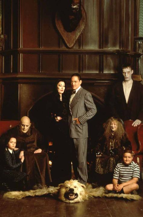 Addams Family Members, Adams Family Costume, Raul Julia, Addams Family Movie, Addams Familie, Addams Family Values, Gomez And Morticia, Addams Family Wednesday, Morticia Addams