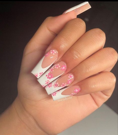 There's a new beauty trend taking over Instagram and it's absolutely stunning. Say hello to "quartz nails". Floral Nail Designs Acrylic, Flower Nail Designs Square, Nail Ideas Summer Almond, Coffin Nails With Flowers, Bold Nail Designs, Spring Nail Sets, Fireplace Tv Wall Decor, Christmas Spread, Quartz Nails