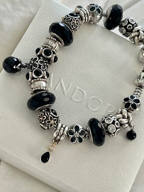 Pandora Black Bracelet, Black Pandora Bracelet, Charm Bracelet Ideas, Pandora Bracelet Ideas, Pandora Bracelet Charms Ideas, Pandora Black, Xoxo Jewelry, Pandora Bracelet Designs, Dope Jewelry Accessories