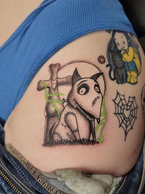 Frankenweenie Tattoo, Horror Sleeve, Illusion Tattoo, Victorian Tattoo, Flesh Tattoo, Tattoo Perna, Tim Burton Tattoo, Illusion Tattoos, Optical Illusion Tattoos