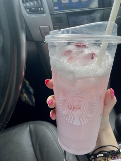 pinky drinky Aesthetic Starbucks Coffee, Aesthetic Starbucks, Strawberry Drinks, Pink Food, Bestie Birthday, Pink Drink, Peach Juice, Pink Starbucks, Starbucks Coffee Recipes