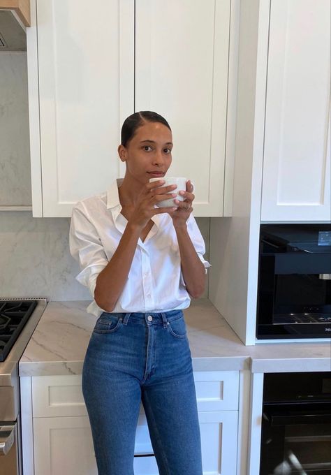 White Shirt And Denim Jeans, Tylynn Nguyen, Cup Of, Soft Beauty, Casual Chique, Stylish Work Outfits, Simple Chic, Casual Work Outfits, Tee Outfit