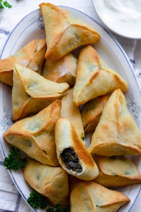 Arabic Food Traditional, Arabic Appetizers, Arab Food Recipes, Lebanese Spinach, Fatayer Recipe, Middle Eastern Recipes Arabic Food, Lebanese Culture, Arabic Food Recipes, Iftar Food