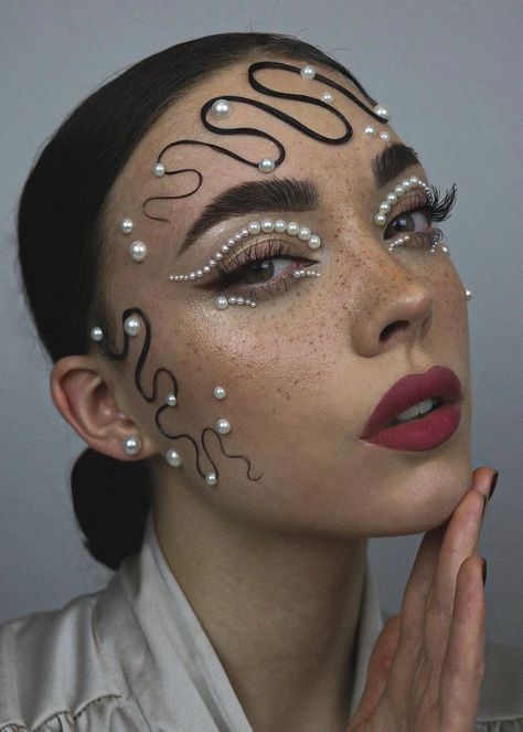 Pearl Makeup Looks Editorial, Futuristic Makeup Looks, Avantgarde Makeup, Extravagant Makeup, Nyfw Makeup, Futuristic Makeup, Fashion Show Makeup, Show Makeup, High Fashion Makeup