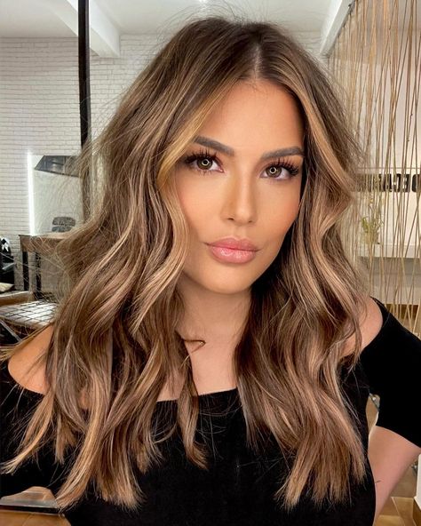 Caramel Money Pieces On Dark Hair, Chriselle Selling Sunset Hair, Mom Fits, Honey Brown Hair, Fall Hair Color Trends, Hair Color Caramel, Brunette Hair With Highlights, Hair Color For Brunettes, Color For Brunettes