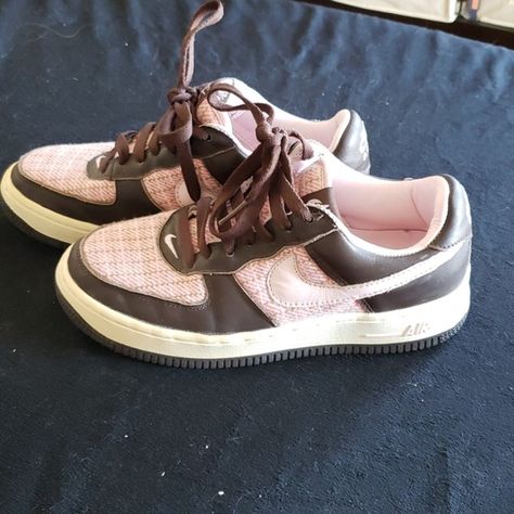 cute girly brown and pink air force 1's- found on poshmark- follow for more cute shoe inspo:) tags: 2000's y2k brown and pink nike air forces fashion shoes aesthetic girly girl woman shoes style indie #nike #airforceone #brown #pink #shoes Vintage Nike Shoes, Pink Shoes Outfit, 2000s Shoes, Nike Air Forces, Pink Nike Air, Y2k Shoes, Cute Shoe, Style Indie, Aesthetic Girly