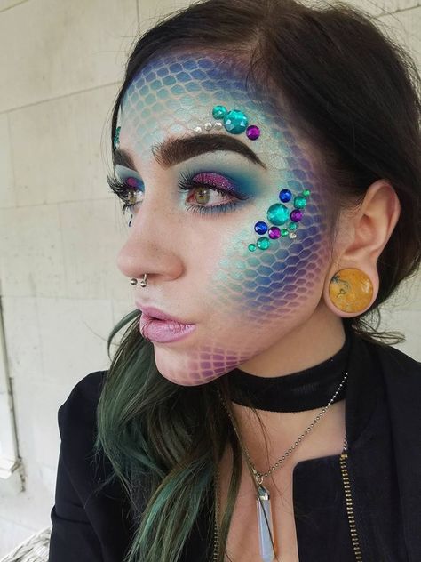 Imgur: The most awesome images on the Internet. Avantgarde Makeup, Alien Make-up, Carnaval Make-up, Mermaid Makeup Halloween, Fantasy Make-up, Halloween Make-up Looks, Alien Makeup, Mermaid Halloween Costumes, Best Makeup Tutorials