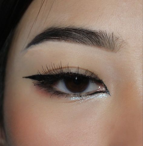 Makeup Looks Egirl, Eyeliner For Asian Eyes, Egirl Eye Makeup, Eyebrows Asian, Fox Eyeliner, Winged Eyeliner For Hooded Eyes, Eyeliner Under Eye, Eyeliner Brown Eyes, Epicanthic Fold