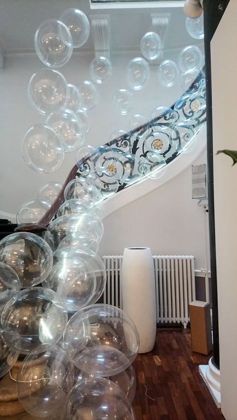 Clear Balloon Backdrop, Bubble Balloon Garland, Bubbles Balloons, Clear Balloon Arch, Clear Balloon Garland, Bubble Entry Wedding, Transparent Balloons Ideas, Bubble Decorations, Stair Case Balloon Decor