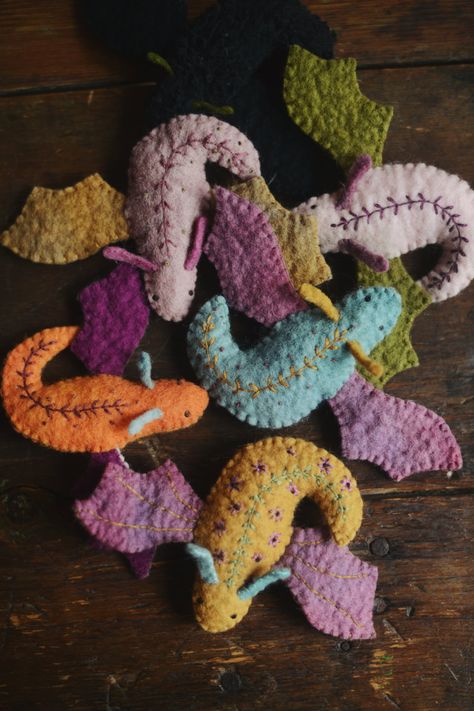 Dragon Hand, Felt Dragon, Adornos Halloween, Sewing Stuffed Animals, Felt Embroidery, Felt Pattern, Dragon Pattern, Waldorf Inspired, Baby Dragon