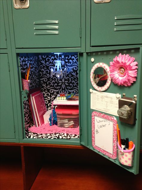 Finally get a locker this year so please comment fun locker decor ideas or great places to buy locker decor! Purple Locker Decor, Locker Decorating Contest, Decorating Locker Ideas, Decorated School Lockers, Mini Locker Decor, Locker Ideas Small, Locker Decorations Ideas, Decorated Locker, Aesthetic Locker Decor