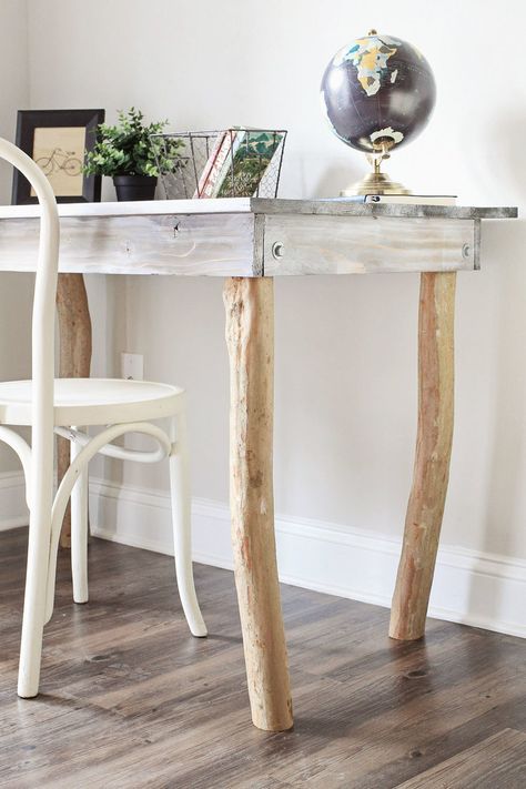 Rustic Tree Branch Desk DIY. Tree Branch Decor. Learn how to make a tree branch desk, click to get the tutorial! Diy Tree Branch Decor, Tree Branch Furniture, Tree Branch Diy, Tree Branch Table, Tree Branch Decor Diy, Diy Tree Branch, Branch Crafts, Furniture Diy Ideas, Branch Ideas