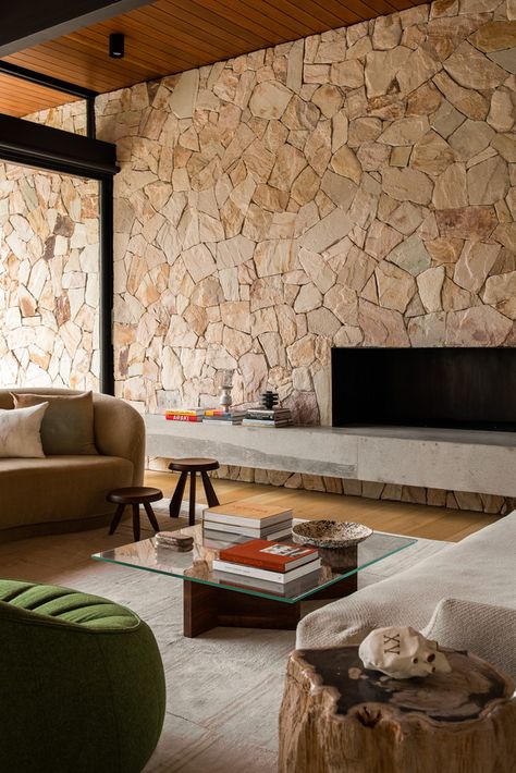 Indoor Stone Wall Living Room, Rockwall Design, Natural Stone Wall Interior, Stone Living Room Wall, Interior Rock Wall, Stone Wall Interior Living Room, Living Room Stone Wall, Interior Stone Wall Ideas, Stone Tv Wall