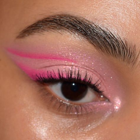 Makeup Ideas Colourful, Simple Colourful Makeup, Colourful Makeup Ideas, Pink Shadow Makeup, Pink Eye Shadow Looks, Colourful Makeup Looks, Aesthetic Eyeshadow, Makeup Rose, Colourful Makeup