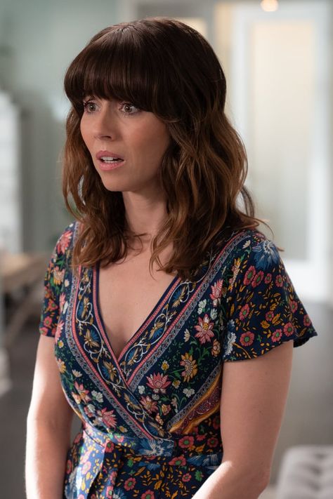 Shop Judy Hale's Best Outfits on Dead to Me Season 2 Judy Hale, Me Season, Linda Cardellini, Floral Dress Outfits, Floral Dress Casual, Dead To Me, Look Vintage, Style Expert, Length Hair