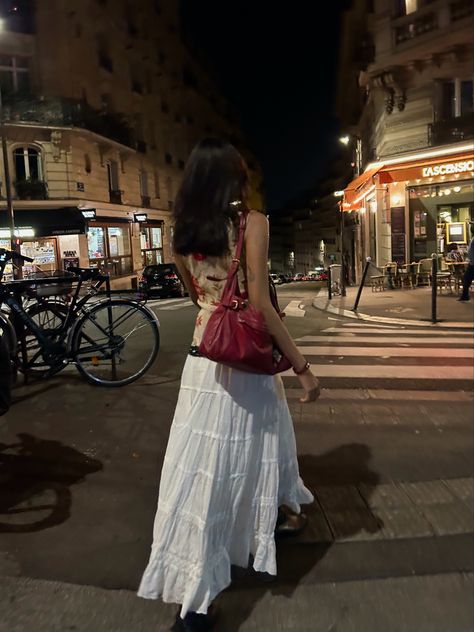 Vintage Red Bag Outfit, Red Leather Bag Aesthetic, Outfit Inspo Maxi Skirt, Red Bag Aesthetic Outfit, Maxi Skirt Outfit Summer Aesthetic, Red And White Skirt Outfit, Red Bags Outfit, Vintage Bags Outfit, Red Bag Outfit Summer