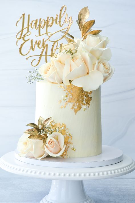 Minimal Engagement Cake, Cake Designs For Engagement Party, Gold And White 50th Birthday Cake, Gold And White Cake Ideas, White And Gold Bridal Shower Cake, Elegant White Cakes, Minimal Anniversary Cake, White And Gold Buttercream Cake, Engagement Cake White And Gold