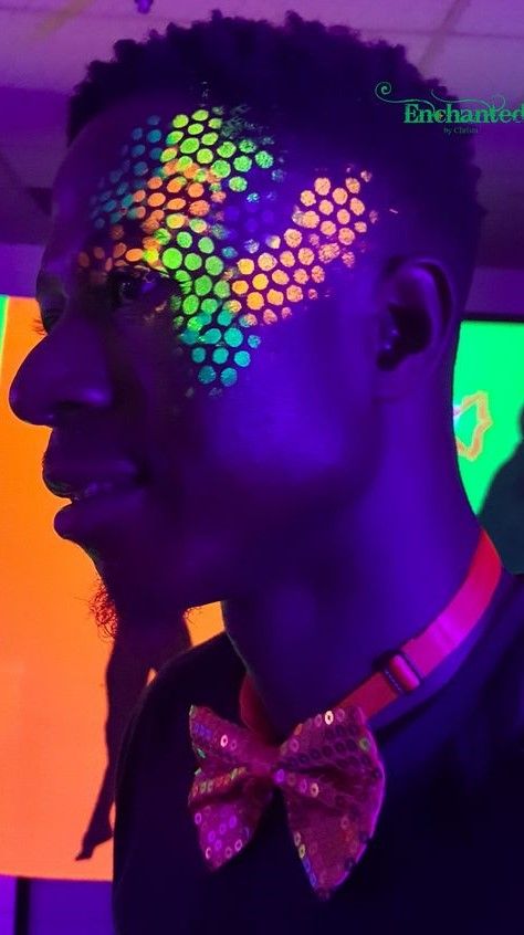 Rave Face Paint, Glow Face Paint, Black Light Makeup, Uv Face Paint, Face Paint Designs, Neon Face Paint, Black Light Tattoo, Uv Makeup, Festival Face Paint