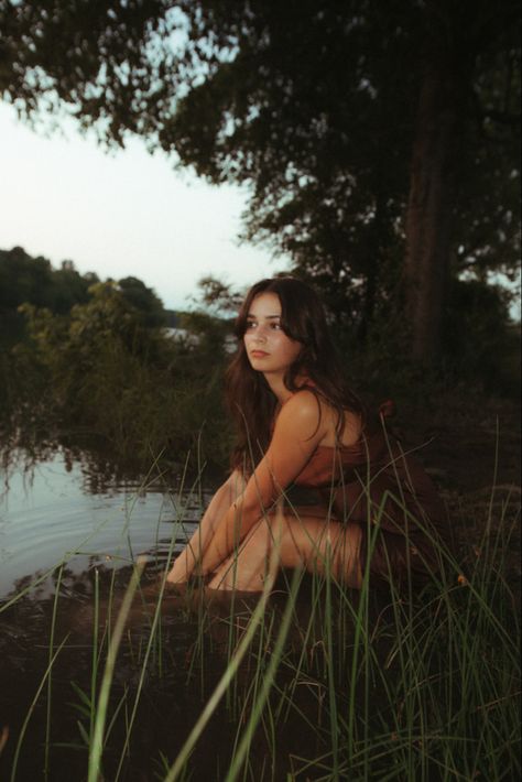 Green And Brown Photoshoot, Senior Pictures Hippy, Fall Senior Photoshoot Ideas, Senior Photos Indoors, Dark Aesthetic Senior Pictures, Senior Picture Ideas Autumn, Witchy Senior Pictures, Senior Photo Aesthetic, Alternative Senior Picture Ideas