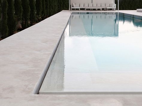 Minimalist designed residence in Spain: House in Ontinyent Pool Edges Ideas Modern, White Pool Coping Ideas, Overflow Pool Design, Pool Edge Detail, Pool Edging Ideas, Infinity Pool Edge, Pool Edging, Zero Edge Pool, White Swimming Pool