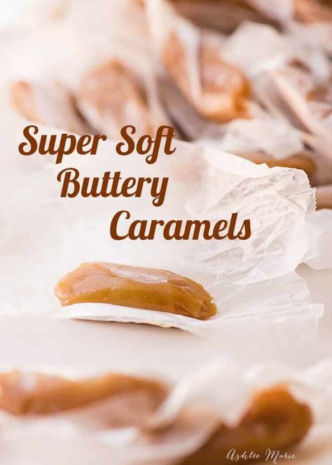 these soft butter caramels are made with brown sugar for a rich flavor and are super simple to make - full video tutorial Butter Caramel Recipe, Caramel Deserts, Soft Caramels Recipe, Caramel Christmas, Homemade Caramel Recipes, Soft Caramels, Homemade Caramels, Melted Candy, Caramel Recipe