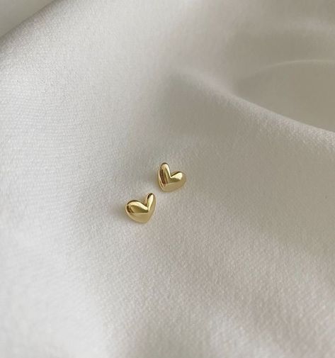 Simple Earing Designs Gold, Cute Earrings Aesthetic Stud, Silver Earring Studs, Earing Studs Simple Gold, Gold Earrings Designs Studs, Heart Earrings Aesthetic, Rings Aesthetic Gold, Aesthetic Gold Earrings, Cute Earrings Aesthetic