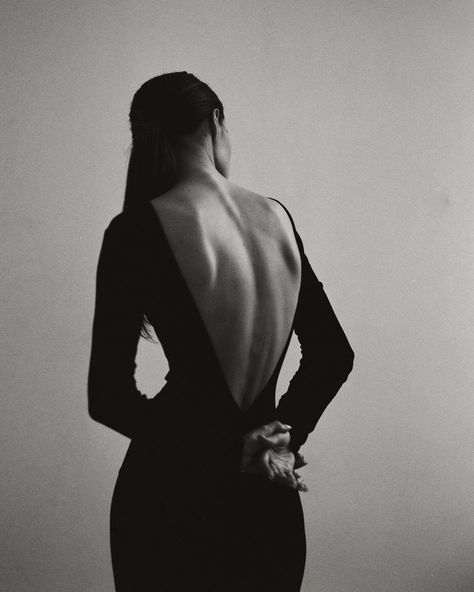 Open Back Photoshoot, Vogue Studio Photoshoot, Open Back Aesthetic, Black Dress Portrait Photography, Toned Back Woman Aesthetic, Woman’s Back, Hands Above Head Pose, Woman Back Reference, Back Poses Photography