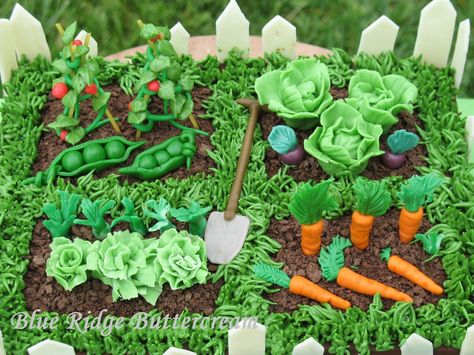 how to layout vegetables in garden | Vegetable garden cake with white fence and shovel. Too cute! Most Healthy Vegetables, Allotment Cake, Vegetable Garden Cake, Gardening Wallpaper, Super Torte, Vegetable Cake, Garden Cake, Garden Layout Vegetable, Sour Cream Cake