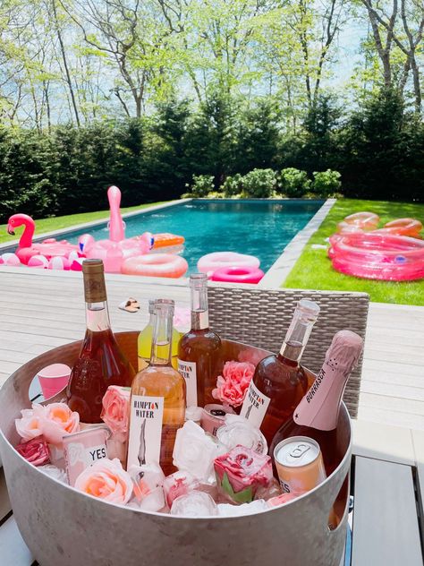 Luxurious Bachelorette Party, Swimming Pool Bachelorette Party, Pink Pool Decorations, Pink Floral Bachelorette Party, Bachelorette Party Decorations Pool, Pool Party Ideas Pink, Bachelorette Party Ideas Pink Theme, Bachelorette Outdoor Decor, Bridal Shower Pool Party Decor