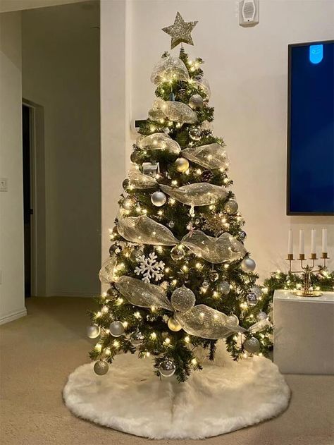 Hold And White Christmas Tree, White Decoration Christmas Tree, Sliver White Christmas Tree Decor, Christmas Trees With White Decorations, White Decor Christmas Tree Ideas, Shein Christmas Decor, Cute Christmas Tree Ideas Themed, White Decor Christmas Tree, White And Gold Christmas Tree Decor