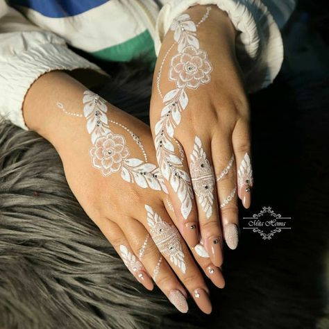 Finger Mehndi Designs, Mehndi Designs Finger, White Henna Tattoo, Henna Elephant, White Henna Designs, Wedding Henna Designs, Gold Henna, Finger Mehndi, Festival Make Up