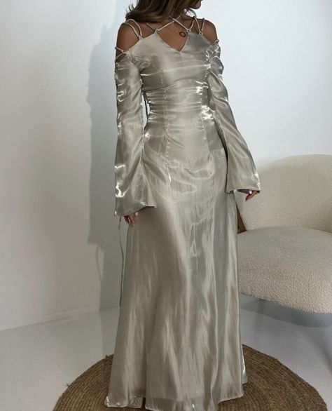 Long Sleeved Prom Dress, Elegant Maxi Dress With Sleeves Classy, Long Sleeved Dress Formal, Dress Design Aesthetic, Padme Inspired Outfits, Prom Dresses Full Sleeve, Ramadan Outfits Ideas, Elegant Modest Dresses, Sleeved Prom Dress