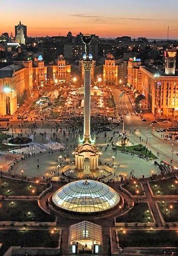 Independence Square in Kyiv, Ukraine This is where my daughter lives! #KievUkraine #IndependenceSquare Capital Cities, City At Night, Kiev Ukraine, Voyage Europe, Future Travel, Macedonia, Eastern Europe, Dream Destinations, Kiev