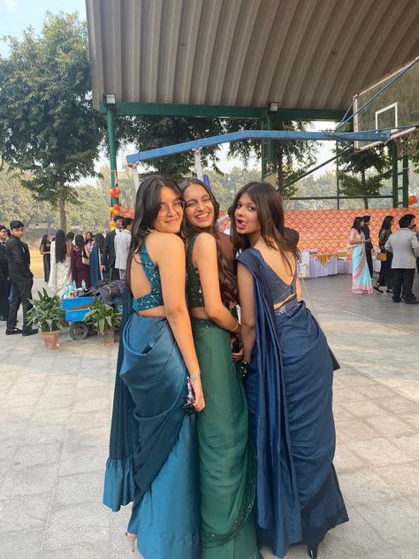 Saree Poses With 3 Friends, Trio Saree Poses, Trio Poses In Traditional, Farewell Photo Ideas With Friends, College Farewell Saree Ideas, Farewell Poses With Friends In Saree, Saree Poses With Friends, Farewell Sarees Colleges, Farewell Photo Ideas