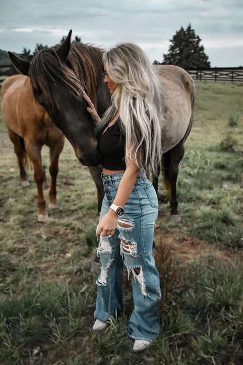 Western Hairstyles, Leah Fish, Country Girl Aesthetic, Short Hair Braids, Country Summer Outfits, Western Photoshoot, Chic Short Hair, Lazy Hairstyles, Country Summer