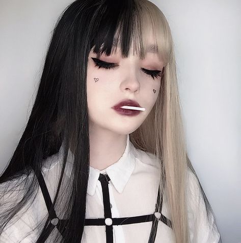 E Girl Makeup, Egirl Makeup, Split Dyed Hair, Short Grunge Hair, Hair Streaks, Alternative Makeup, Makeup Aesthetic, Edgy Makeup, E Girl