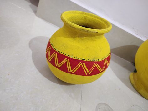 Matka painting Small Matka Painting Designs, Matka Design, Terracotta Pot Painting Ideas, Matka Decoration, Kalash Design, Matka Painting, Diy Bowling, Pots Diy, Pot Art